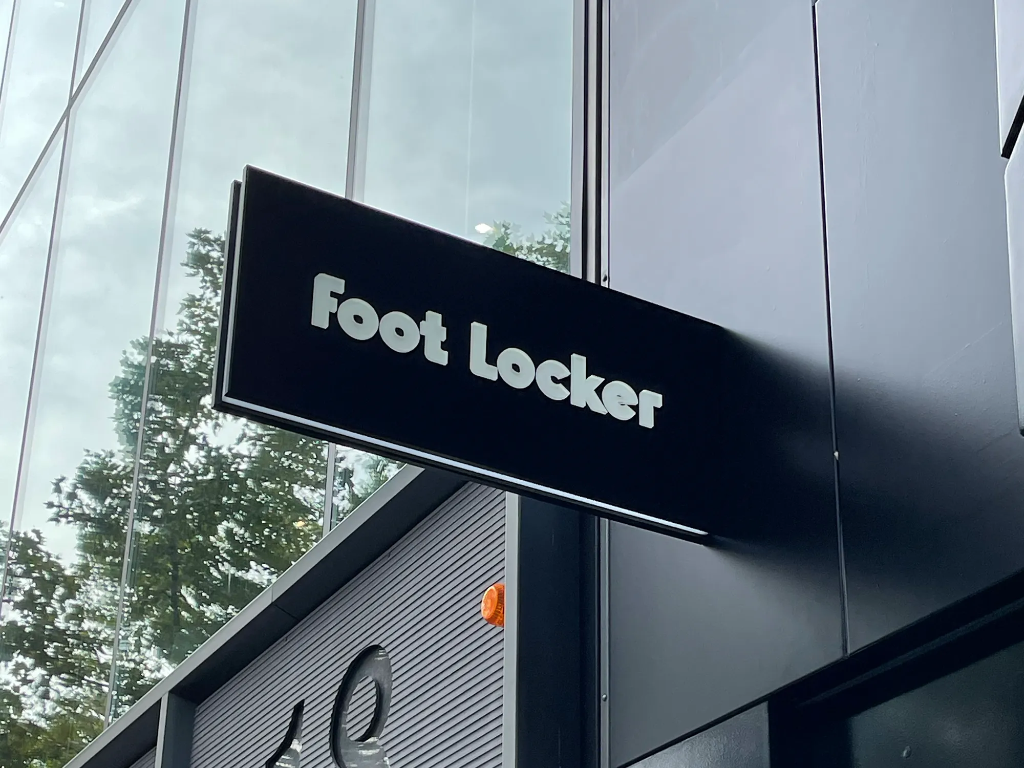 Op deze foto zie je een bord van de Foot Locker buiten hun winkel. Dit heeft RW Projecten gemonteerd voor hun.